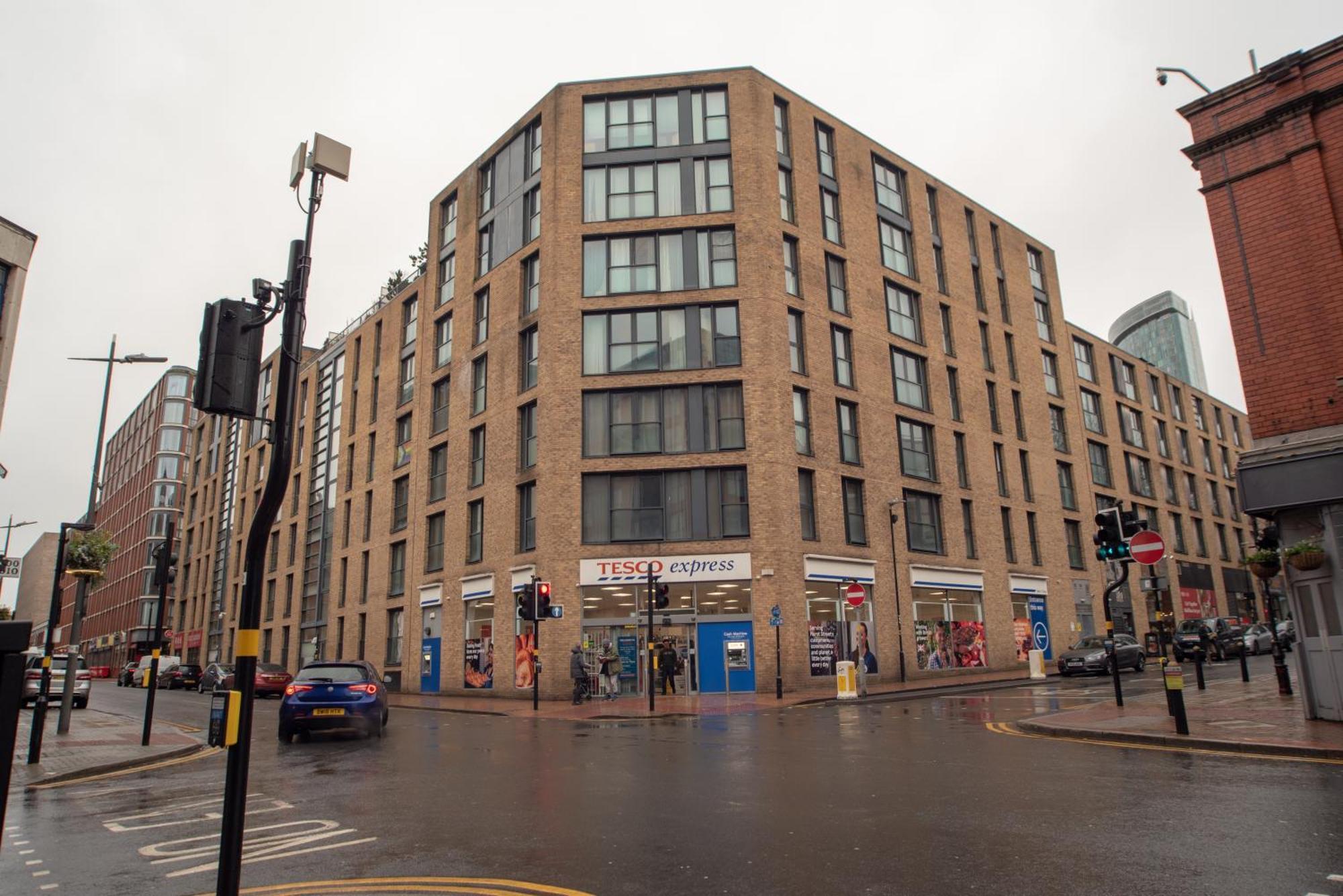 Two-Bedroom Luxury Apartment With Workspace, Free Secure Parking & Coffee Birmingham Buitenkant foto