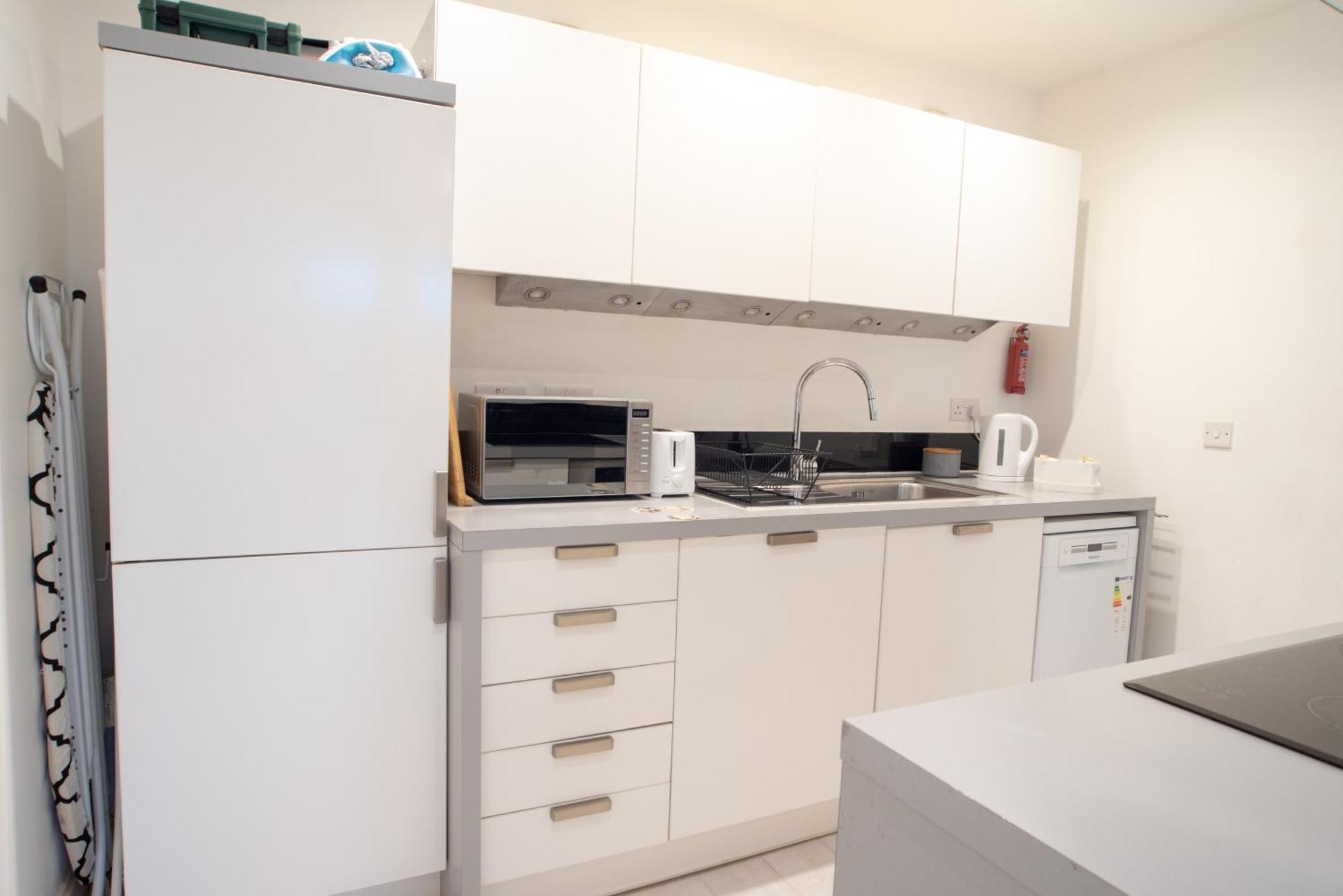 Two-Bedroom Luxury Apartment With Workspace, Free Secure Parking & Coffee Birmingham Buitenkant foto