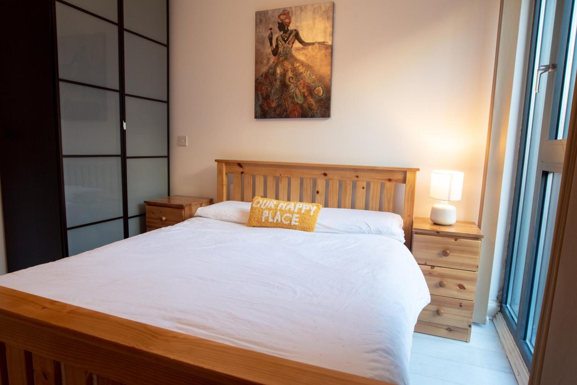 Two-Bedroom Luxury Apartment With Workspace, Free Secure Parking & Coffee Birmingham Buitenkant foto
