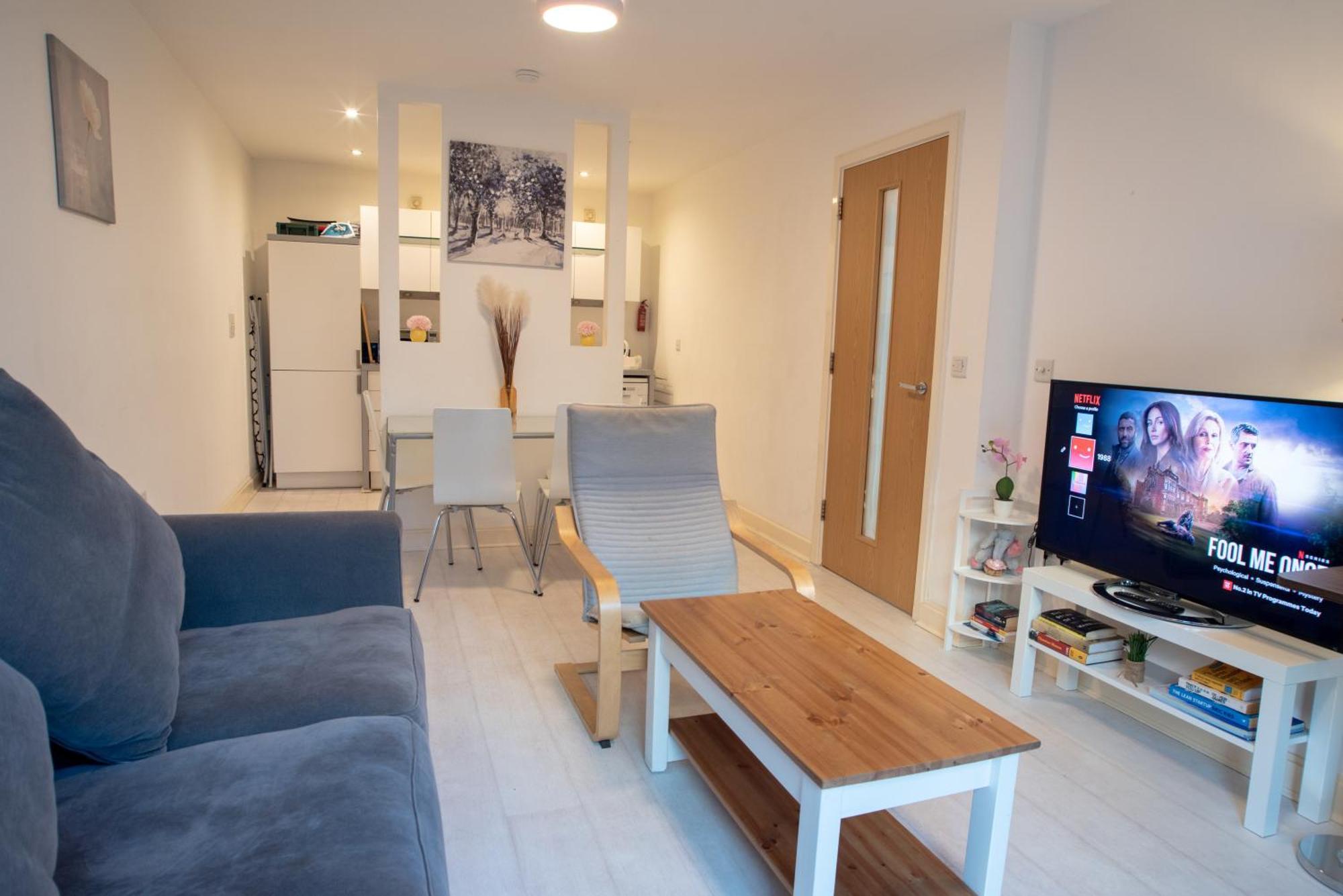 Two-Bedroom Luxury Apartment With Workspace, Free Secure Parking & Coffee Birmingham Buitenkant foto