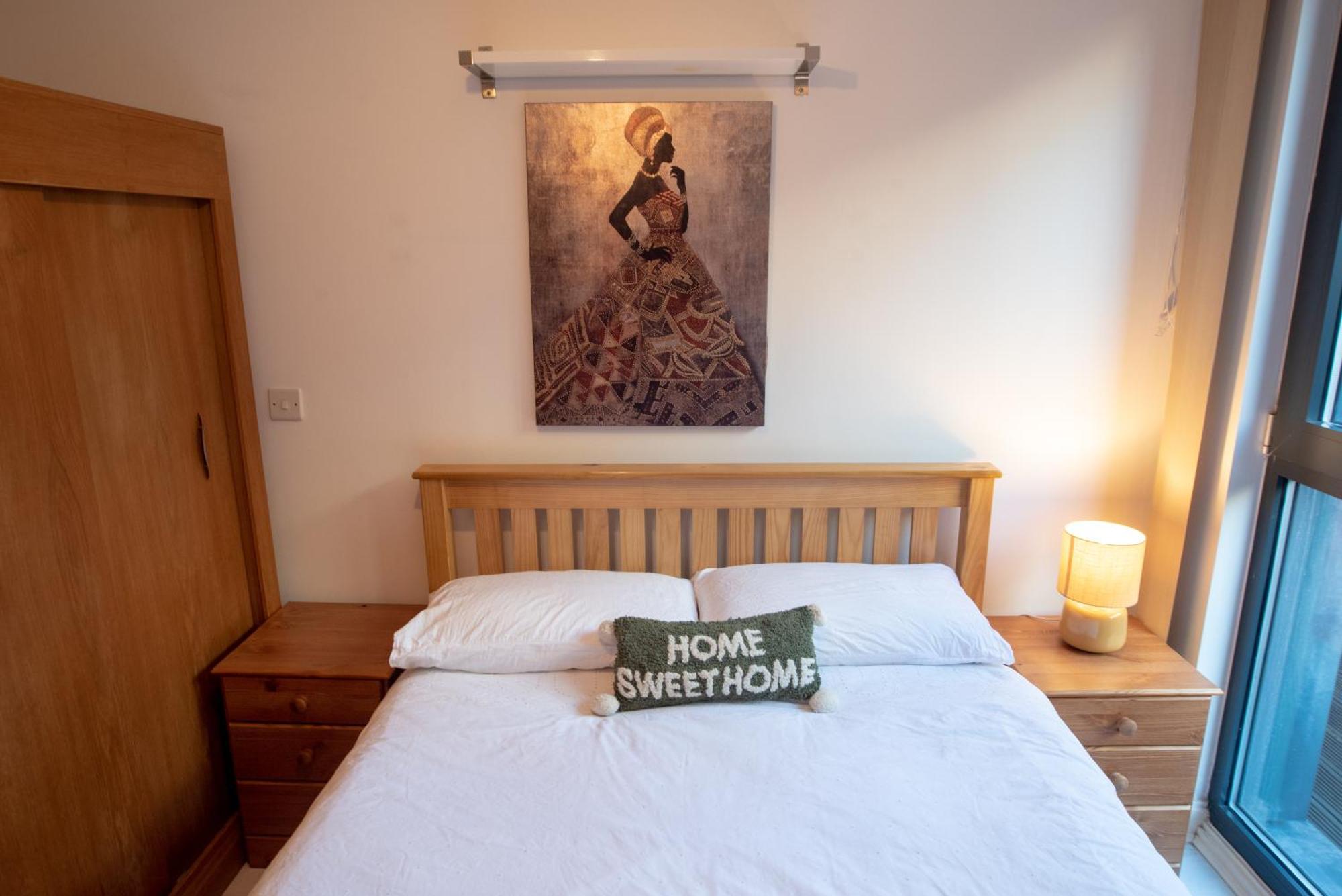 Two-Bedroom Luxury Apartment With Workspace, Free Secure Parking & Coffee Birmingham Buitenkant foto