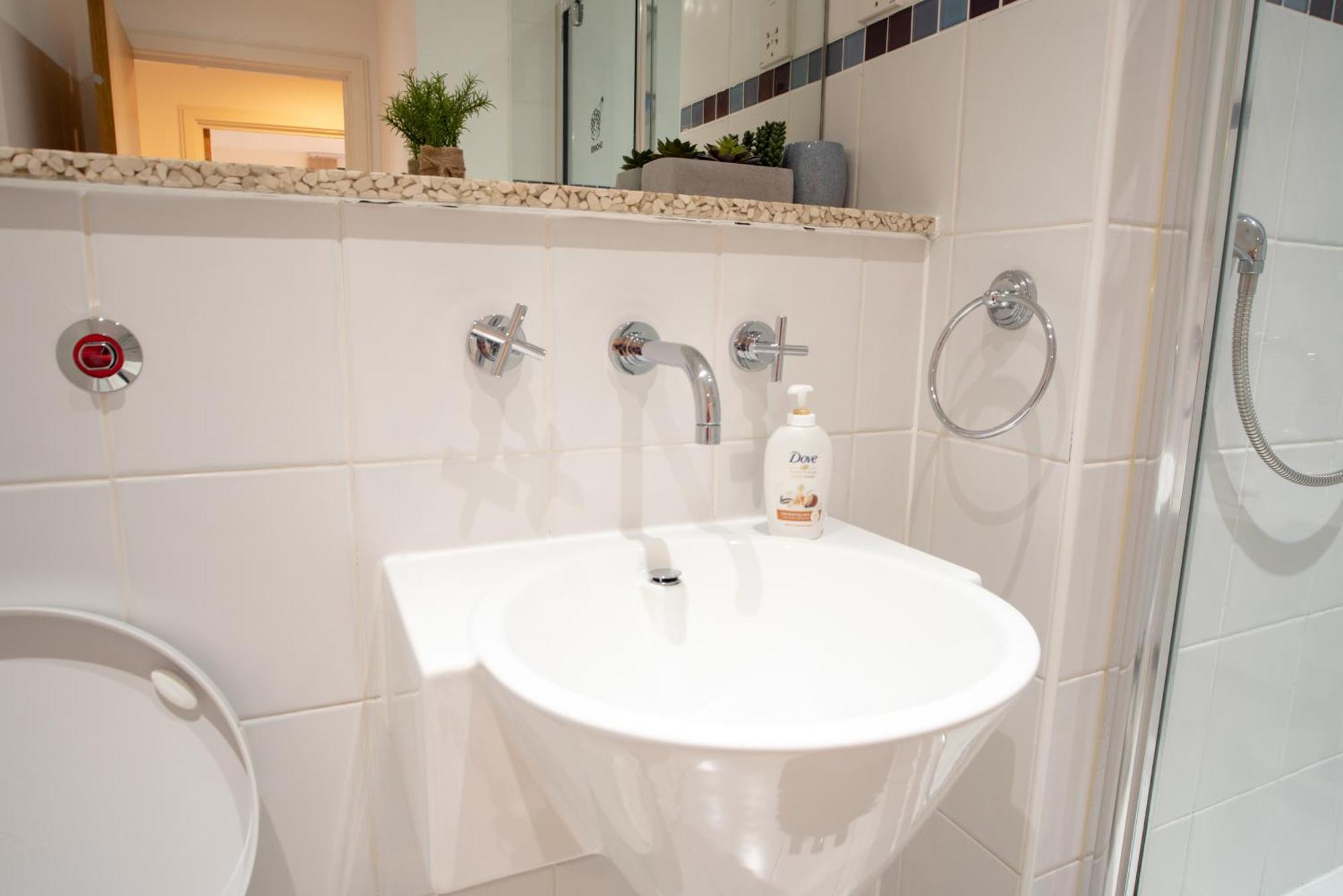 Two-Bedroom Luxury Apartment With Workspace, Free Secure Parking & Coffee Birmingham Buitenkant foto