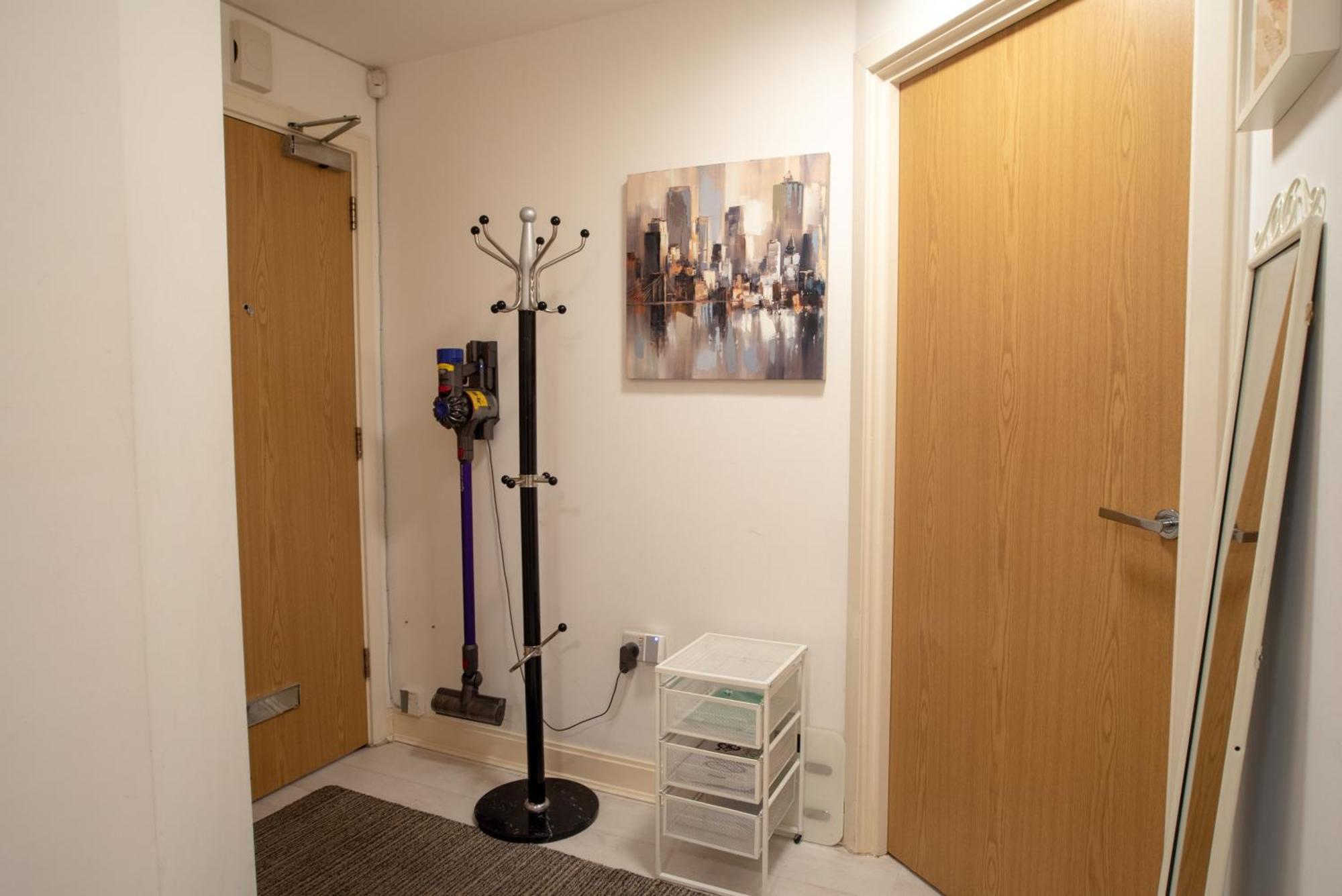 Two-Bedroom Luxury Apartment With Workspace, Free Secure Parking & Coffee Birmingham Buitenkant foto