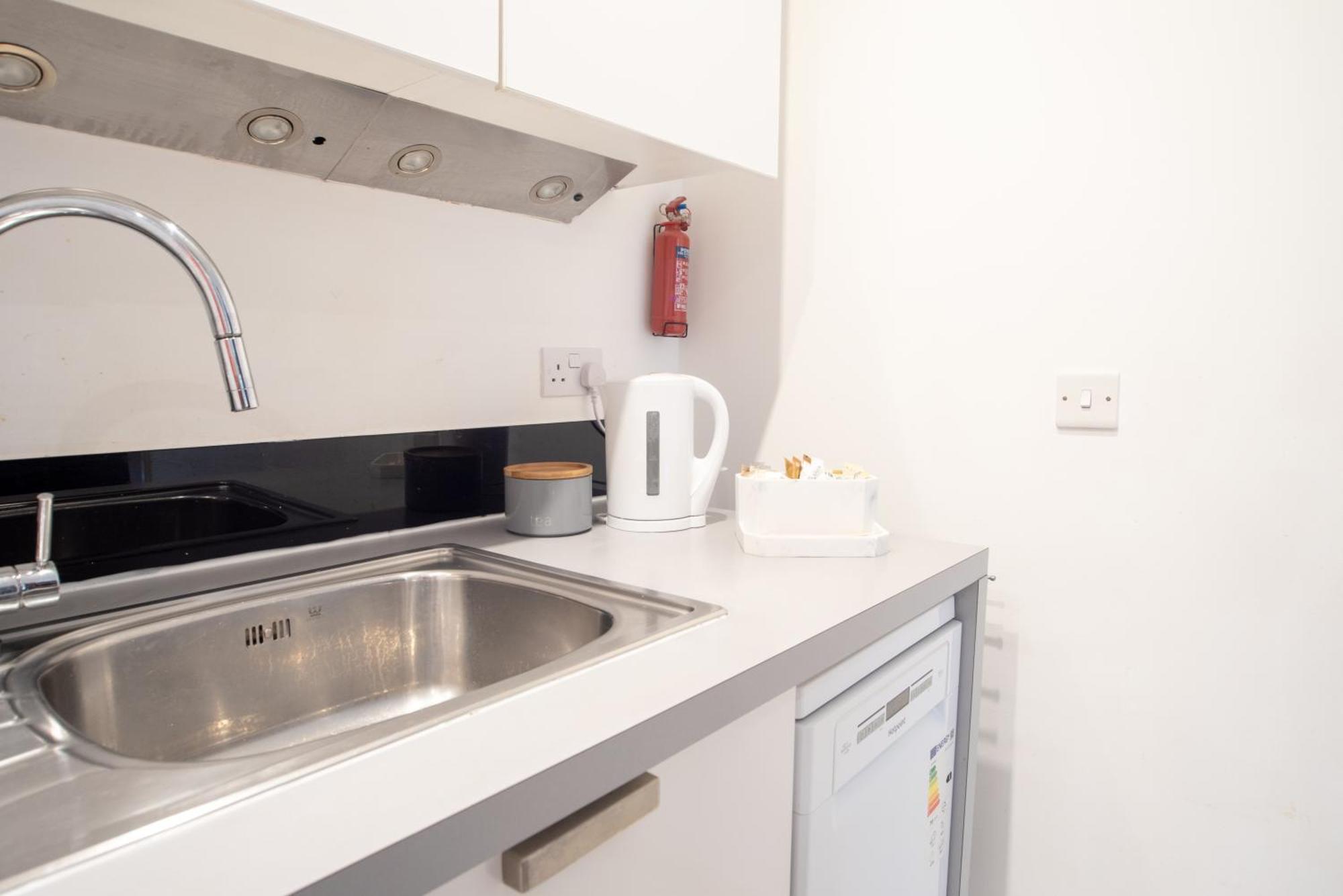 Two-Bedroom Luxury Apartment With Workspace, Free Secure Parking & Coffee Birmingham Buitenkant foto