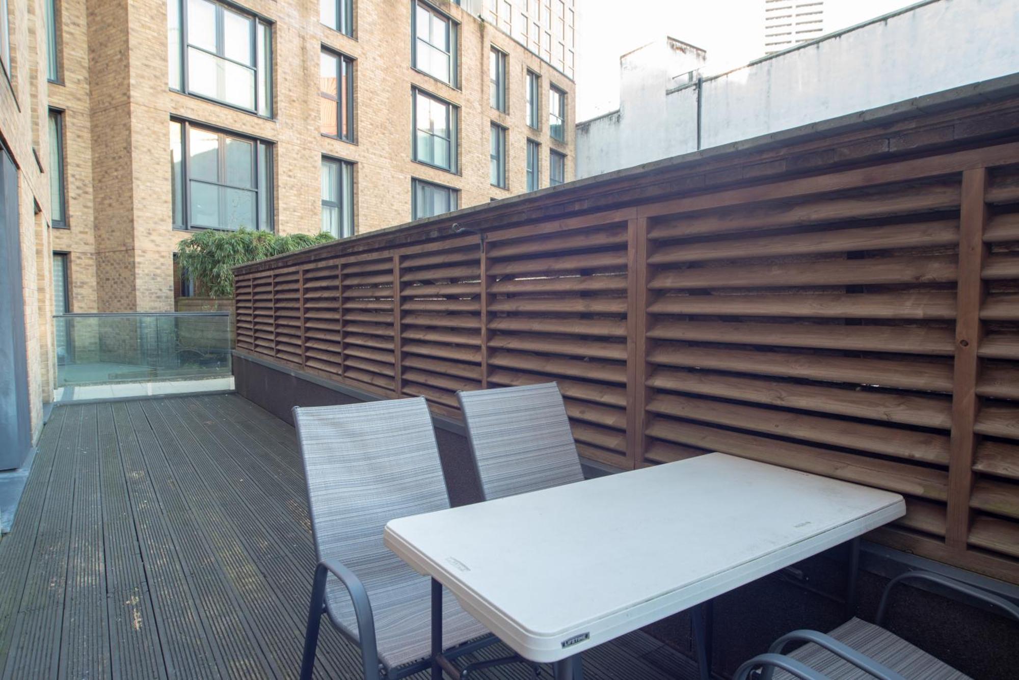 Two-Bedroom Luxury Apartment With Workspace, Free Secure Parking & Coffee Birmingham Buitenkant foto