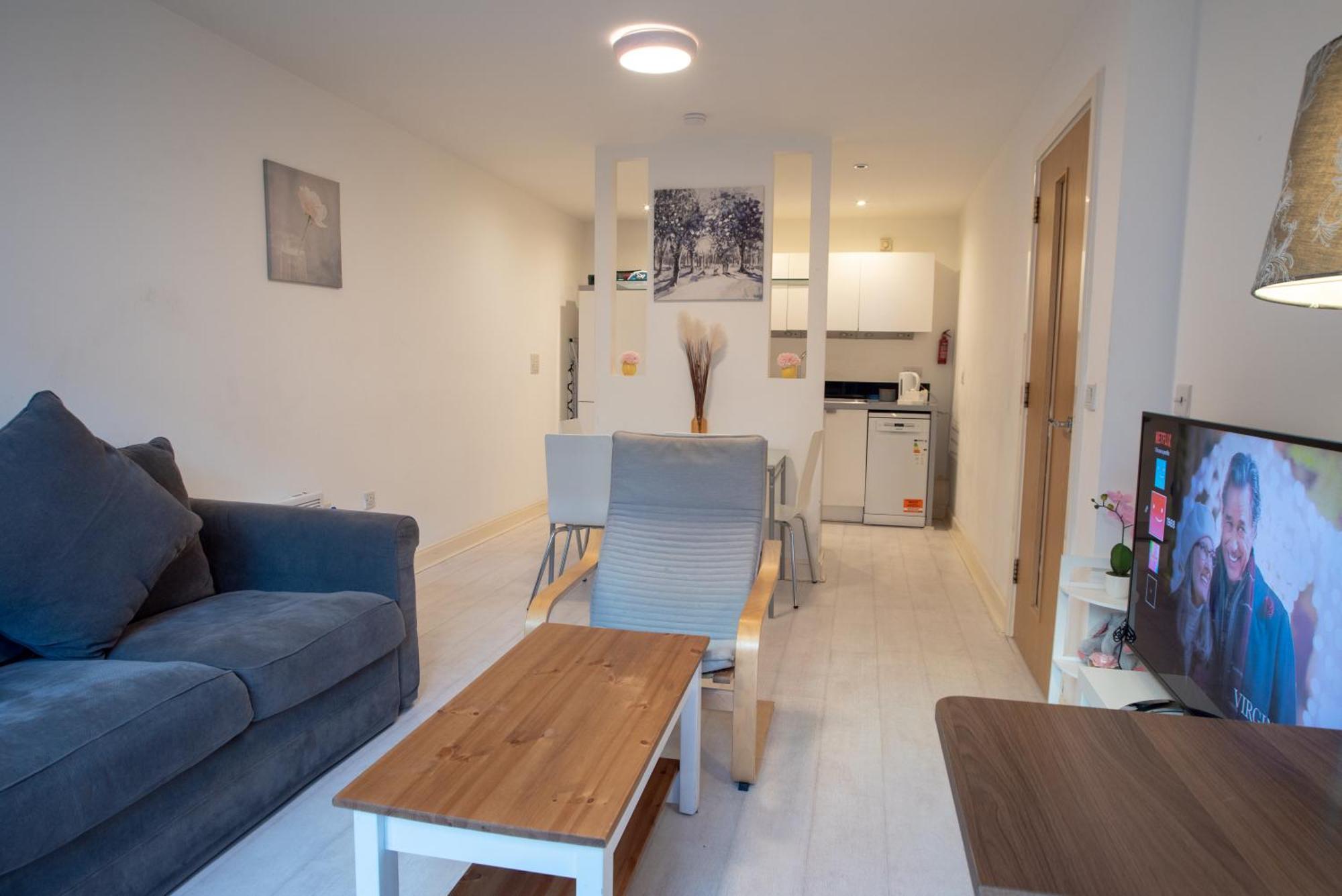 Two-Bedroom Luxury Apartment With Workspace, Free Secure Parking & Coffee Birmingham Buitenkant foto