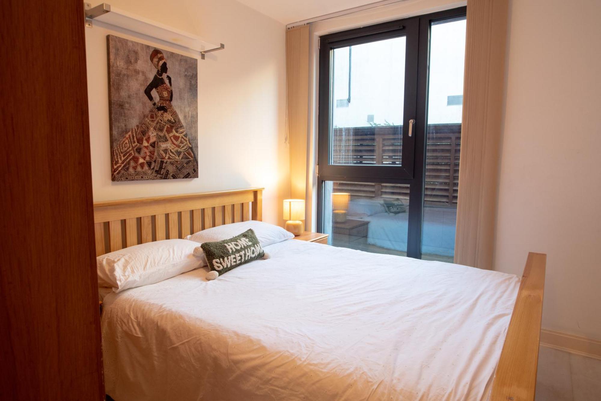 Two-Bedroom Luxury Apartment With Workspace, Free Secure Parking & Coffee Birmingham Buitenkant foto