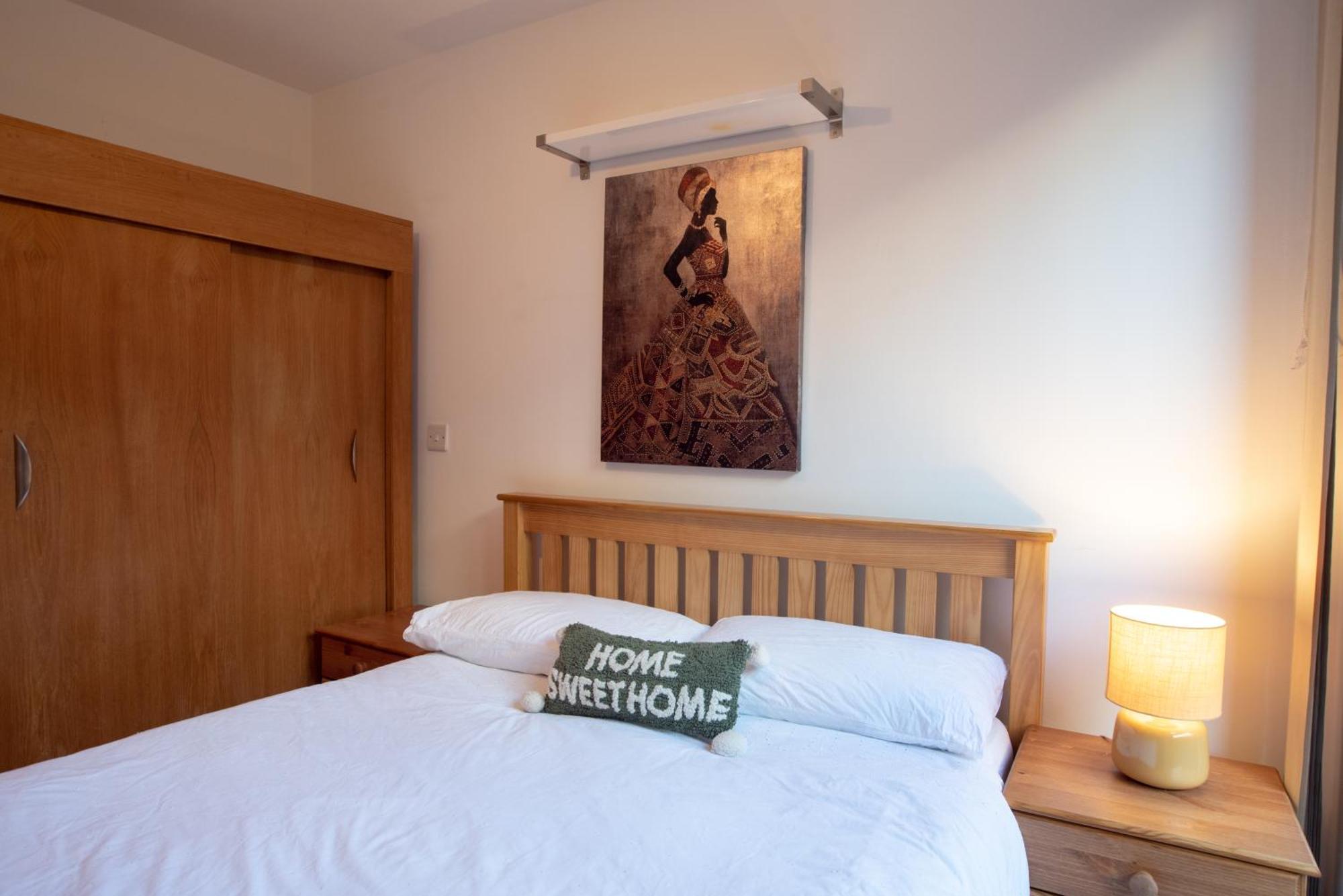 Two-Bedroom Luxury Apartment With Workspace, Free Secure Parking & Coffee Birmingham Buitenkant foto