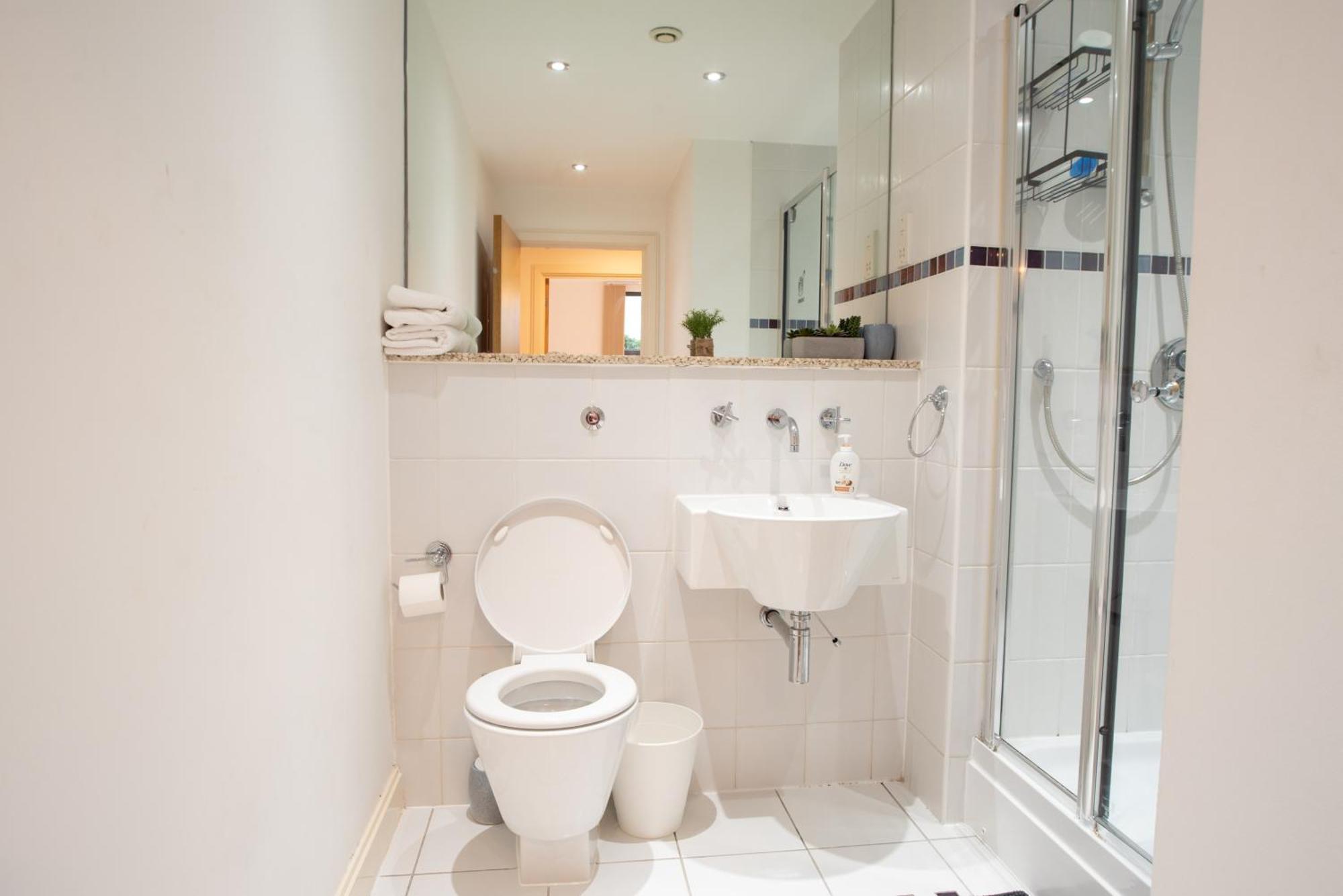 Two-Bedroom Luxury Apartment With Workspace, Free Secure Parking & Coffee Birmingham Buitenkant foto