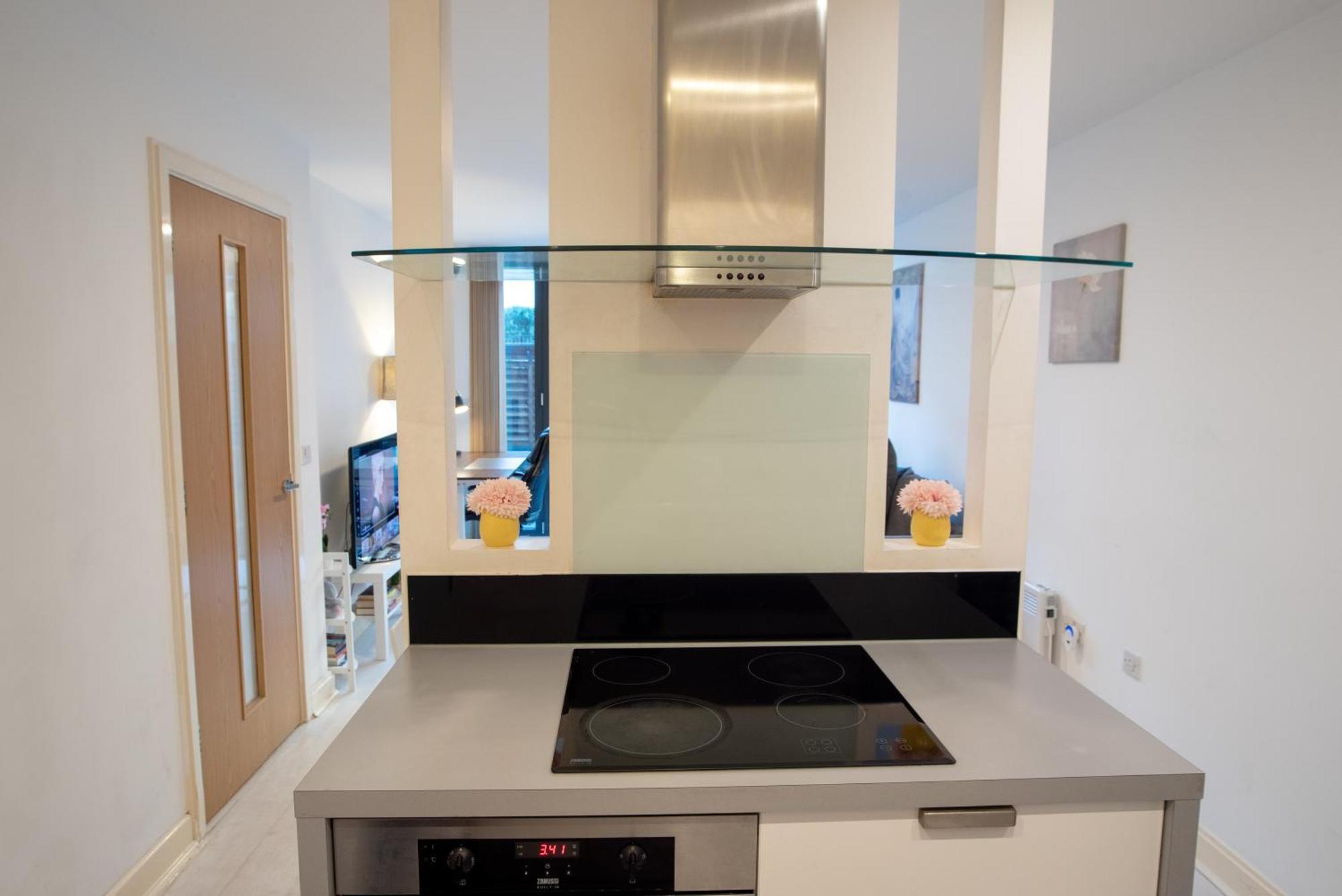 Two-Bedroom Luxury Apartment With Workspace, Free Secure Parking & Coffee Birmingham Buitenkant foto