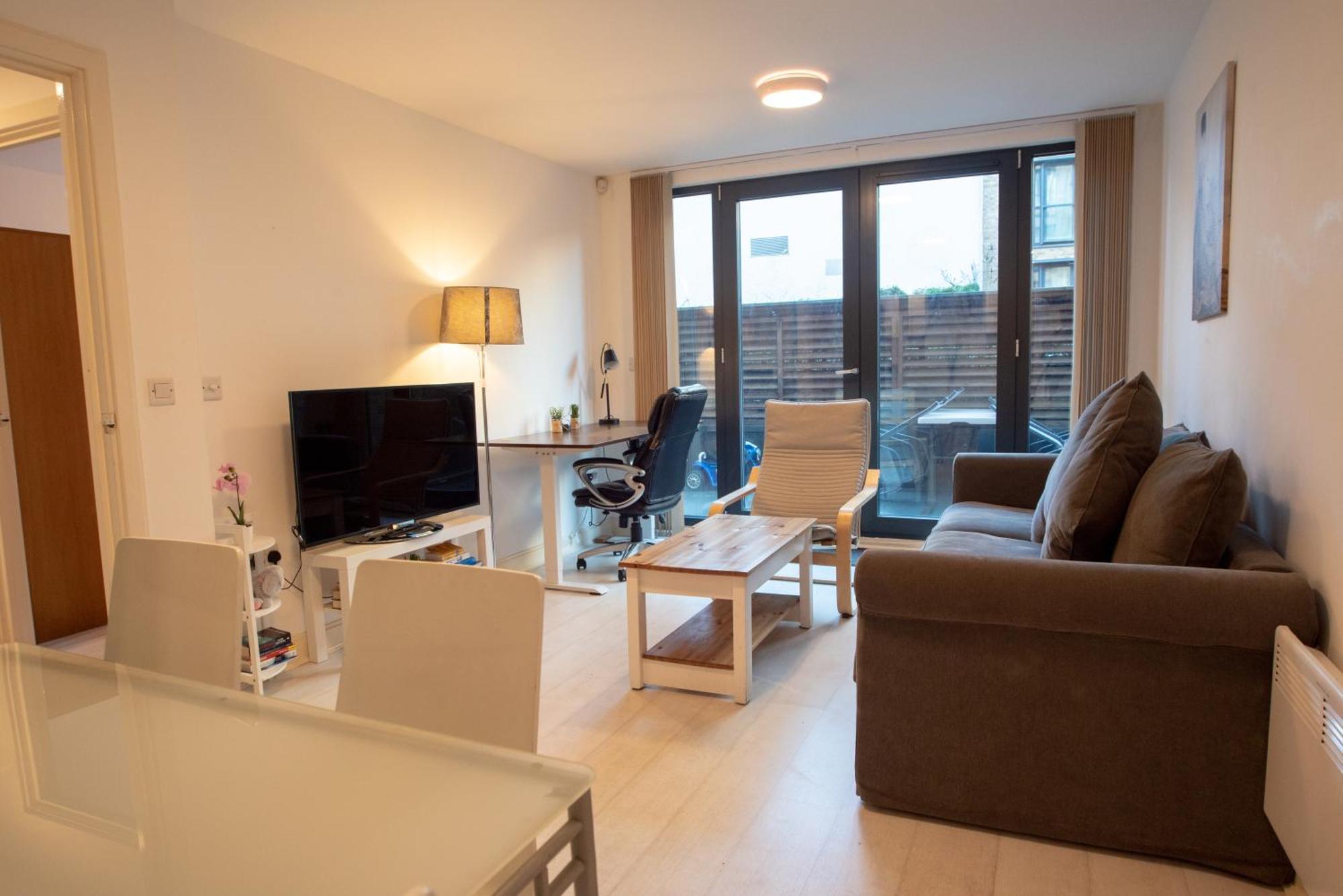 Two-Bedroom Luxury Apartment With Workspace, Free Secure Parking & Coffee Birmingham Buitenkant foto