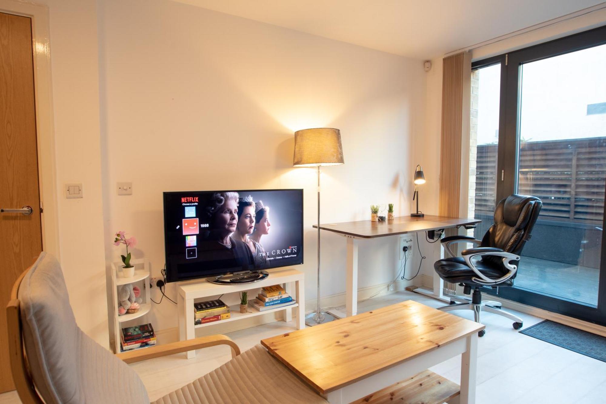Two-Bedroom Luxury Apartment With Workspace, Free Secure Parking & Coffee Birmingham Buitenkant foto