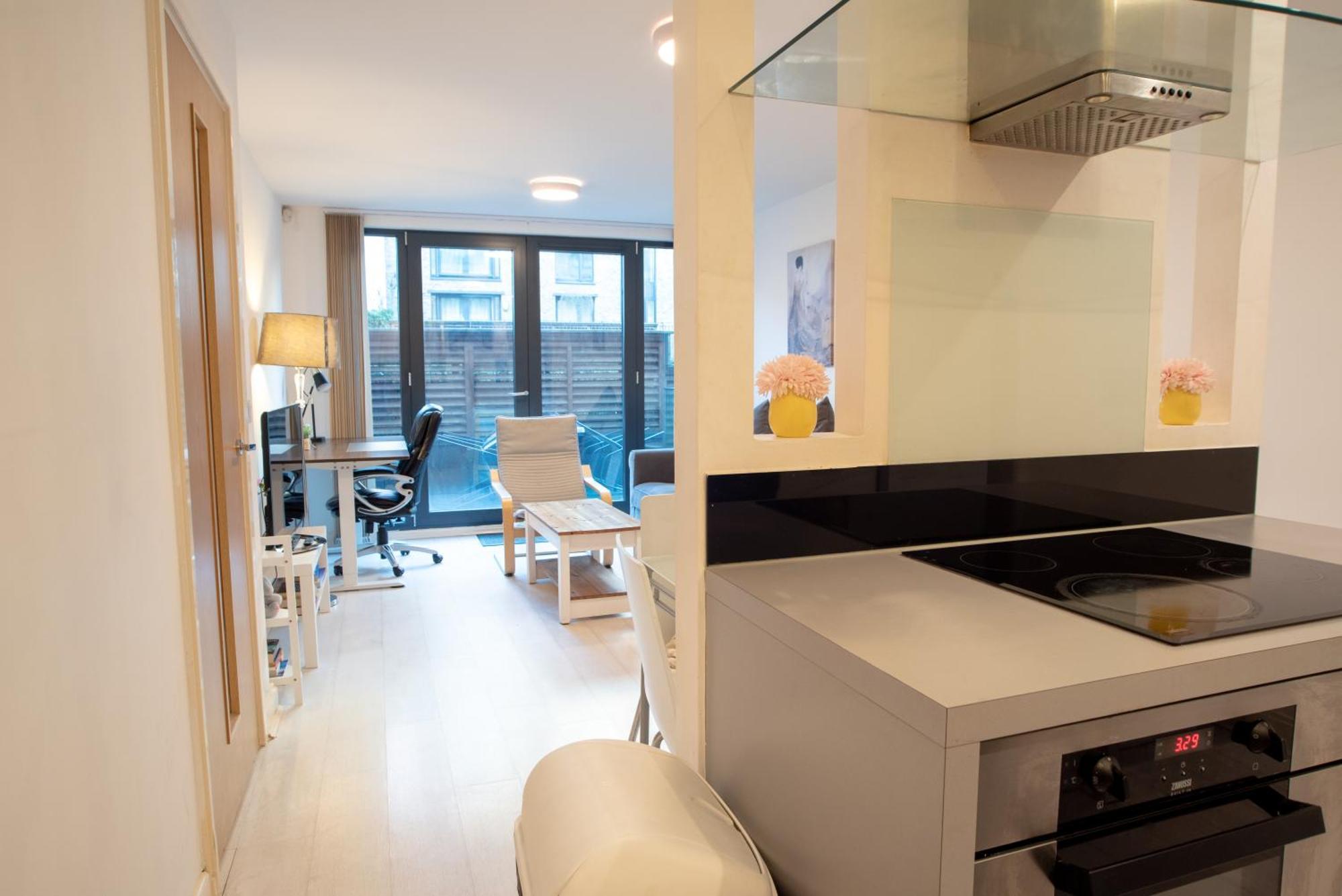 Two-Bedroom Luxury Apartment With Workspace, Free Secure Parking & Coffee Birmingham Buitenkant foto