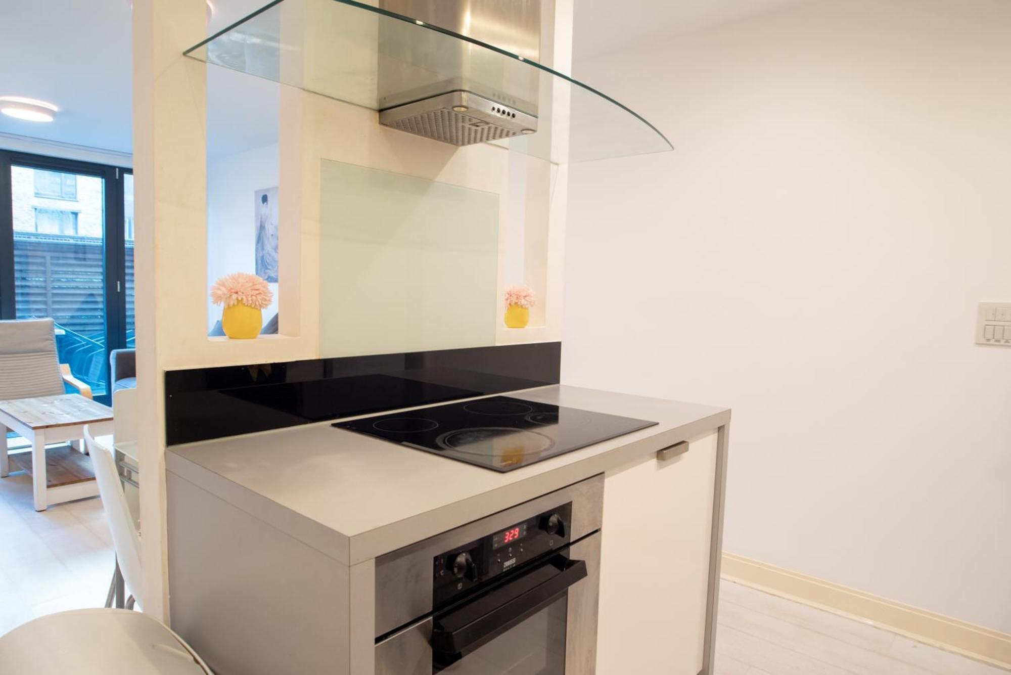 Two-Bedroom Luxury Apartment With Workspace, Free Secure Parking & Coffee Birmingham Buitenkant foto