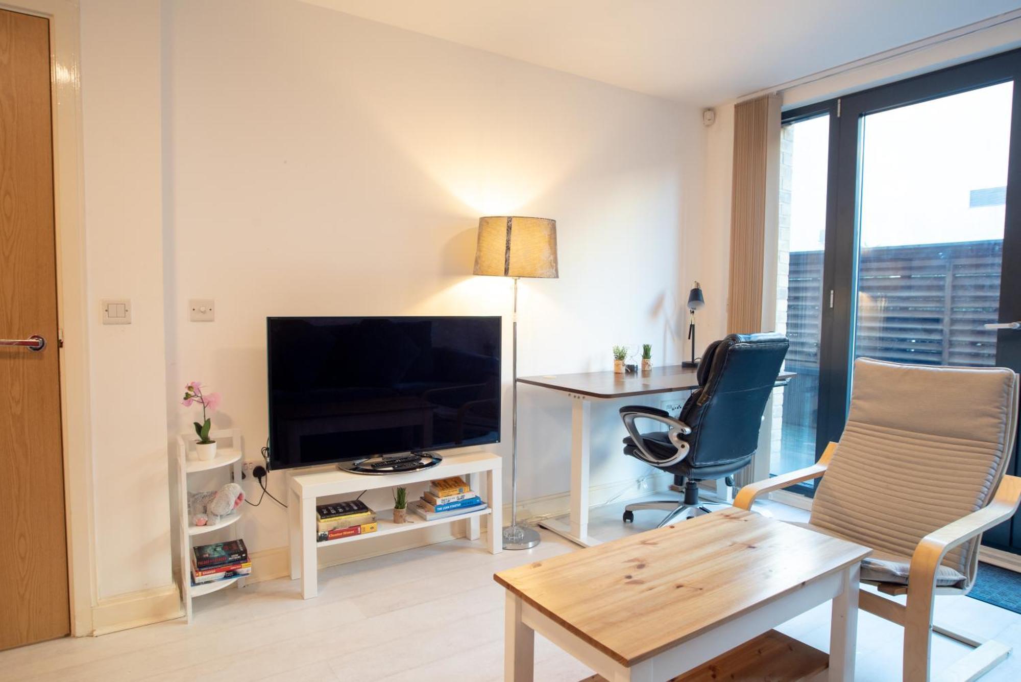 Two-Bedroom Luxury Apartment With Workspace, Free Secure Parking & Coffee Birmingham Buitenkant foto
