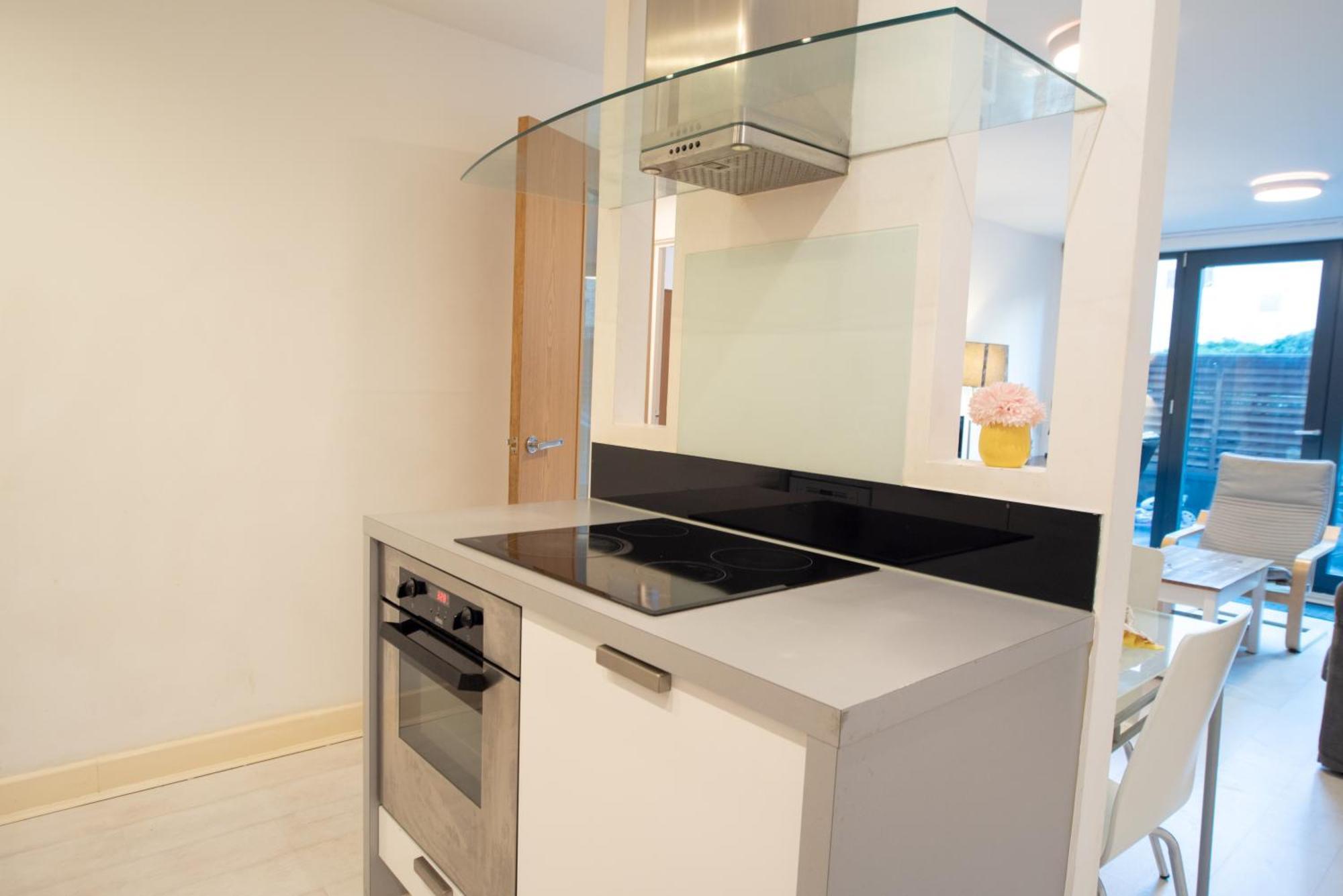 Two-Bedroom Luxury Apartment With Workspace, Free Secure Parking & Coffee Birmingham Buitenkant foto