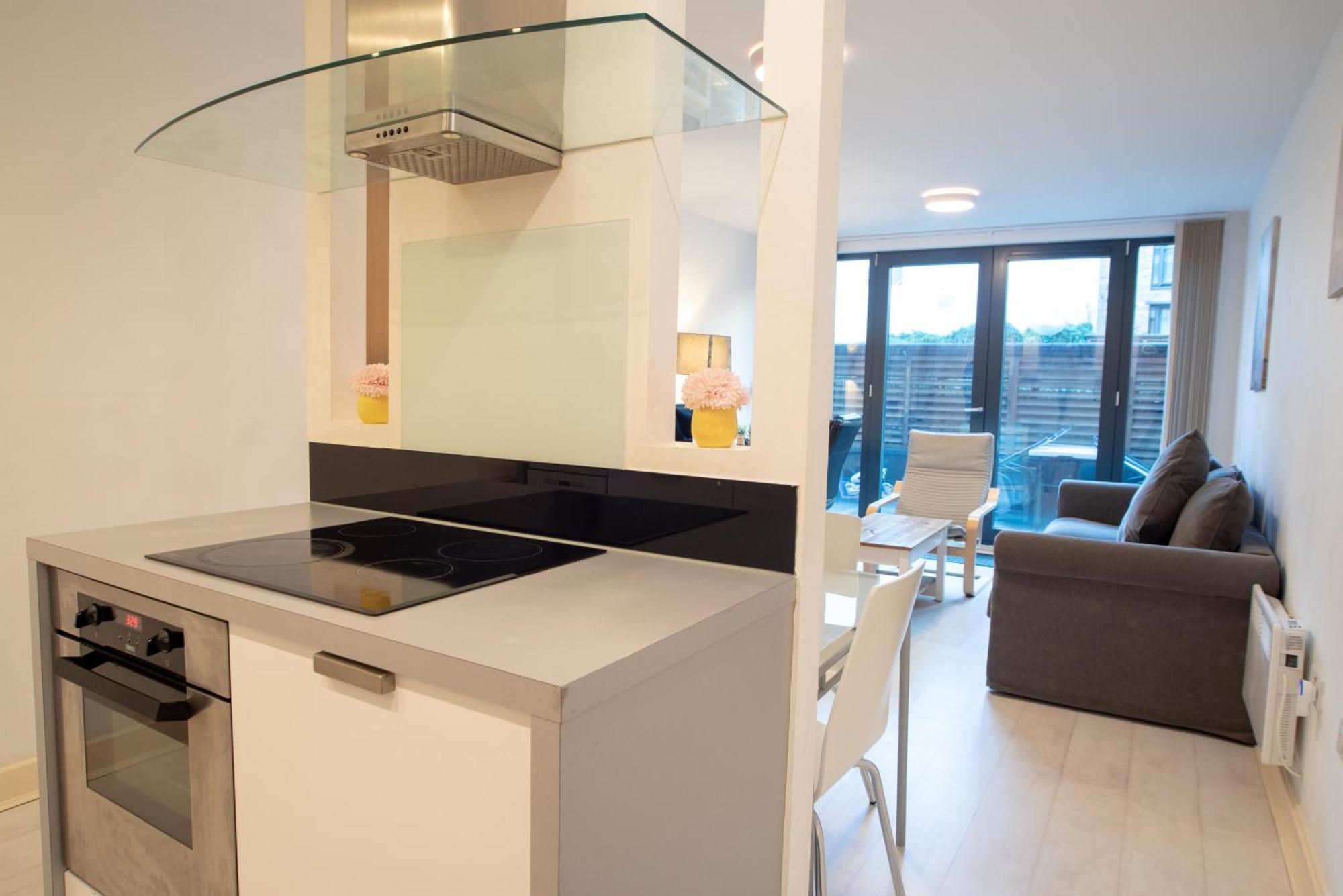Two-Bedroom Luxury Apartment With Workspace, Free Secure Parking & Coffee Birmingham Buitenkant foto