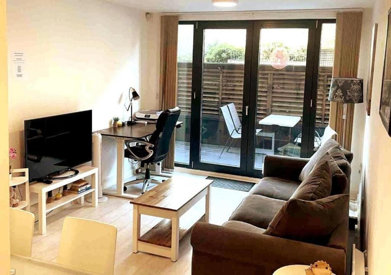 Two-Bedroom Luxury Apartment With Workspace, Free Secure Parking & Coffee Birmingham Buitenkant foto